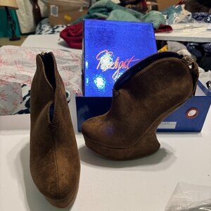 Belight style K-R109 Khaki high heel boots with a funky heel, size 36